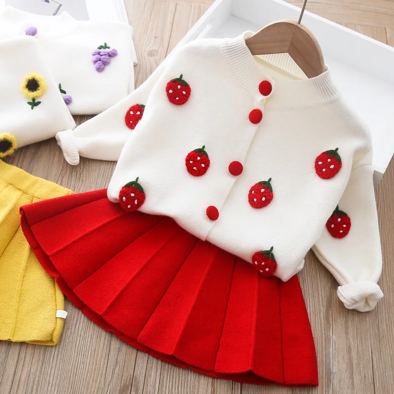 Ensemble tricot fraise cardigan blanc jupe rouge