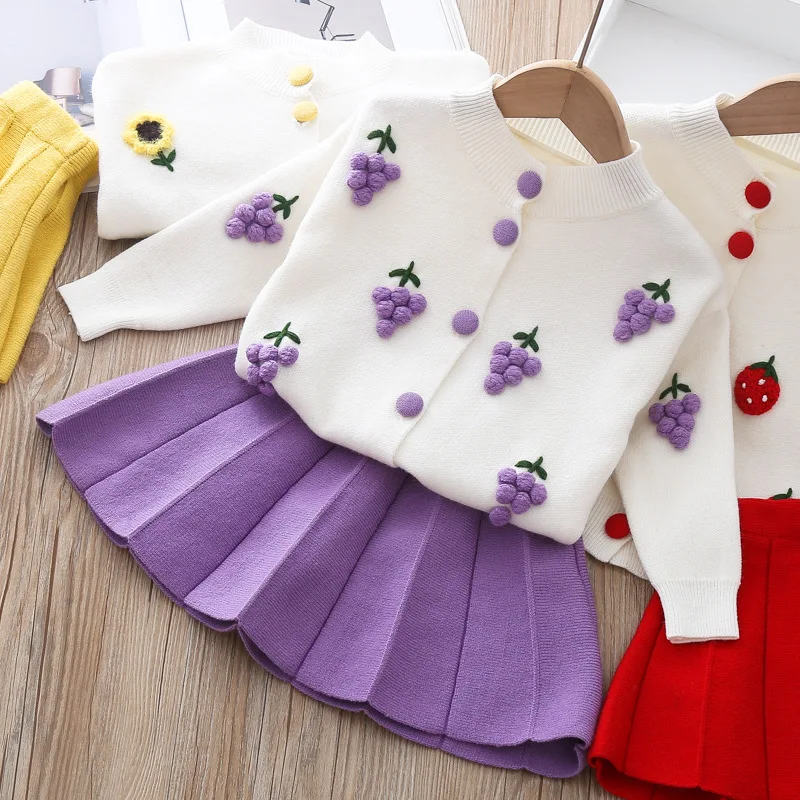 Ensemble tricot raisin cardigan blanc jupe violette