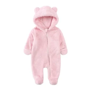 Combinaison bébé en peluche rose clair à capuche