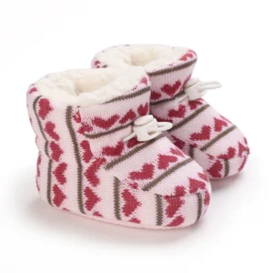 Bottine bébé d’hiver tricotée à motifs cœurs rouges