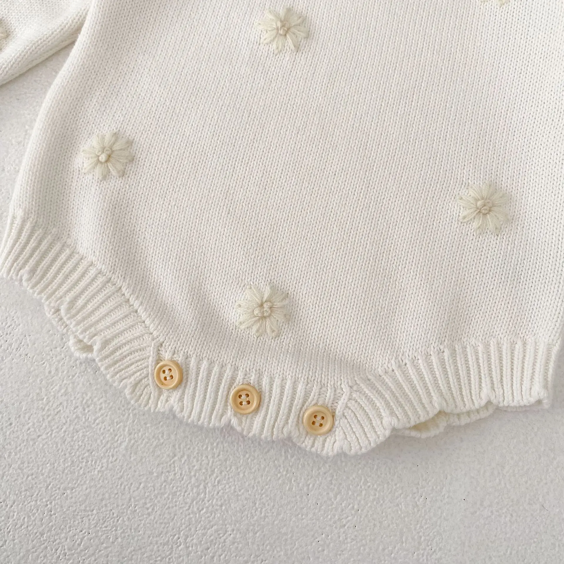 Combinaison crème tricot bébé fleurs brodées