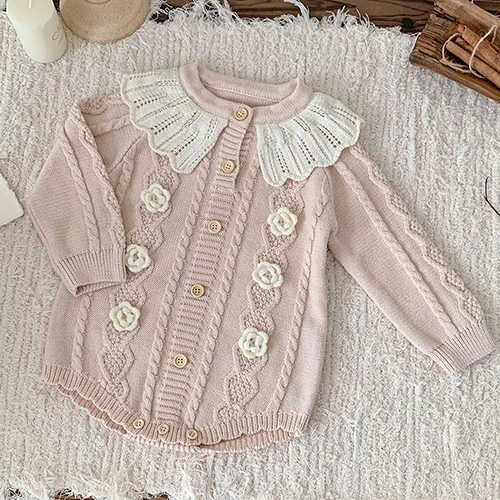 Vêtement infantile en tricot fleuri avec collet à volants ajourés
