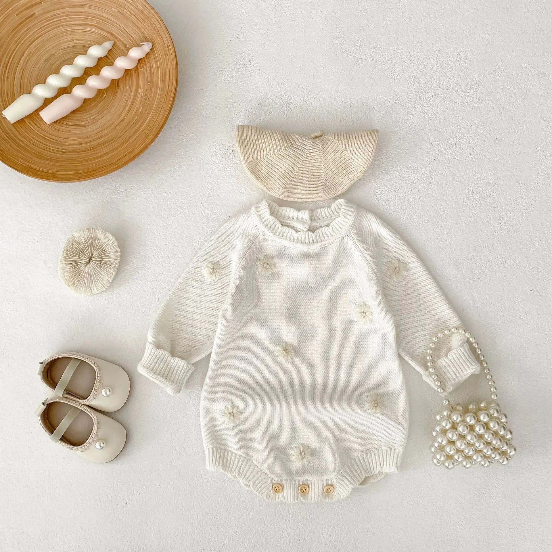 Barboteuse bébé tricot couleur crème broderie fleurs