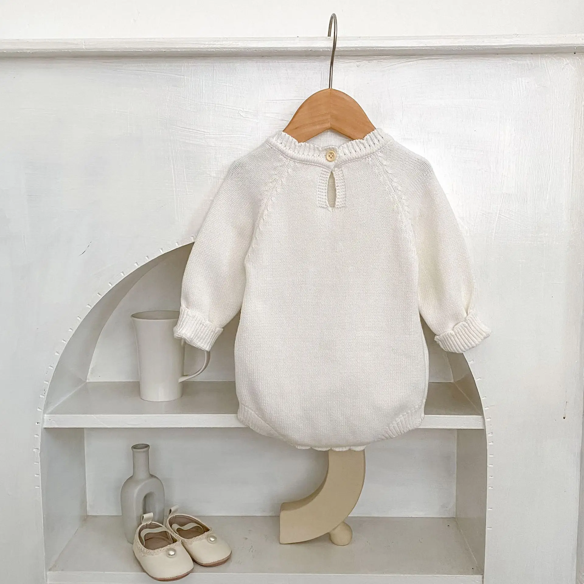 Combinaison bébé tricot crème fleurs brodées délicates