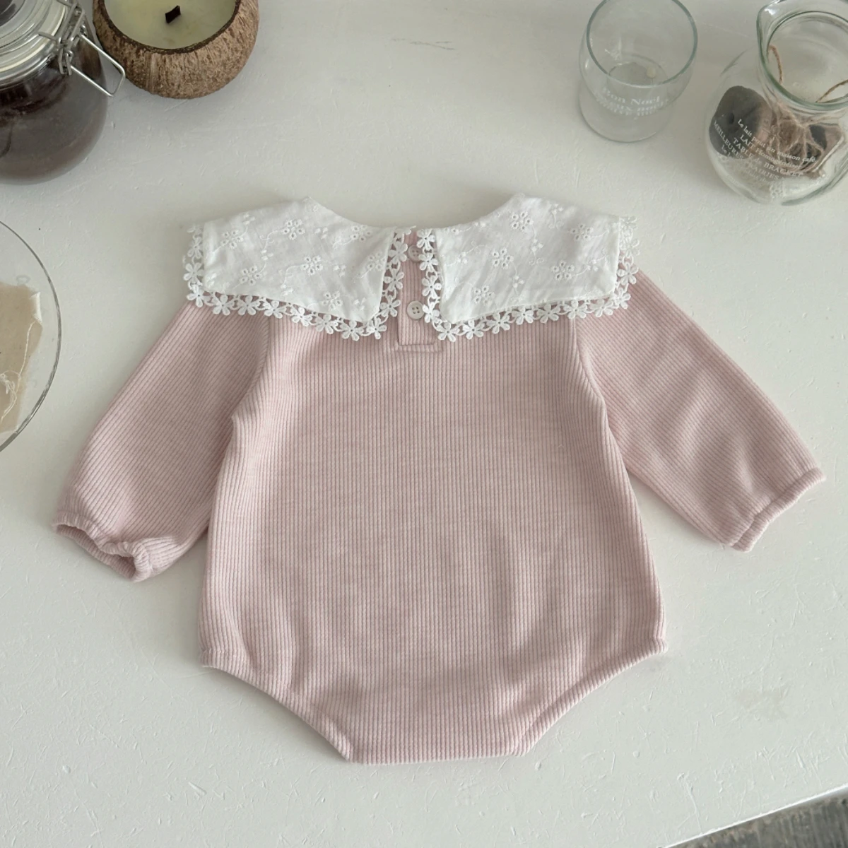 Barboteuse rose douce pour bébé avec col dentelle brodée