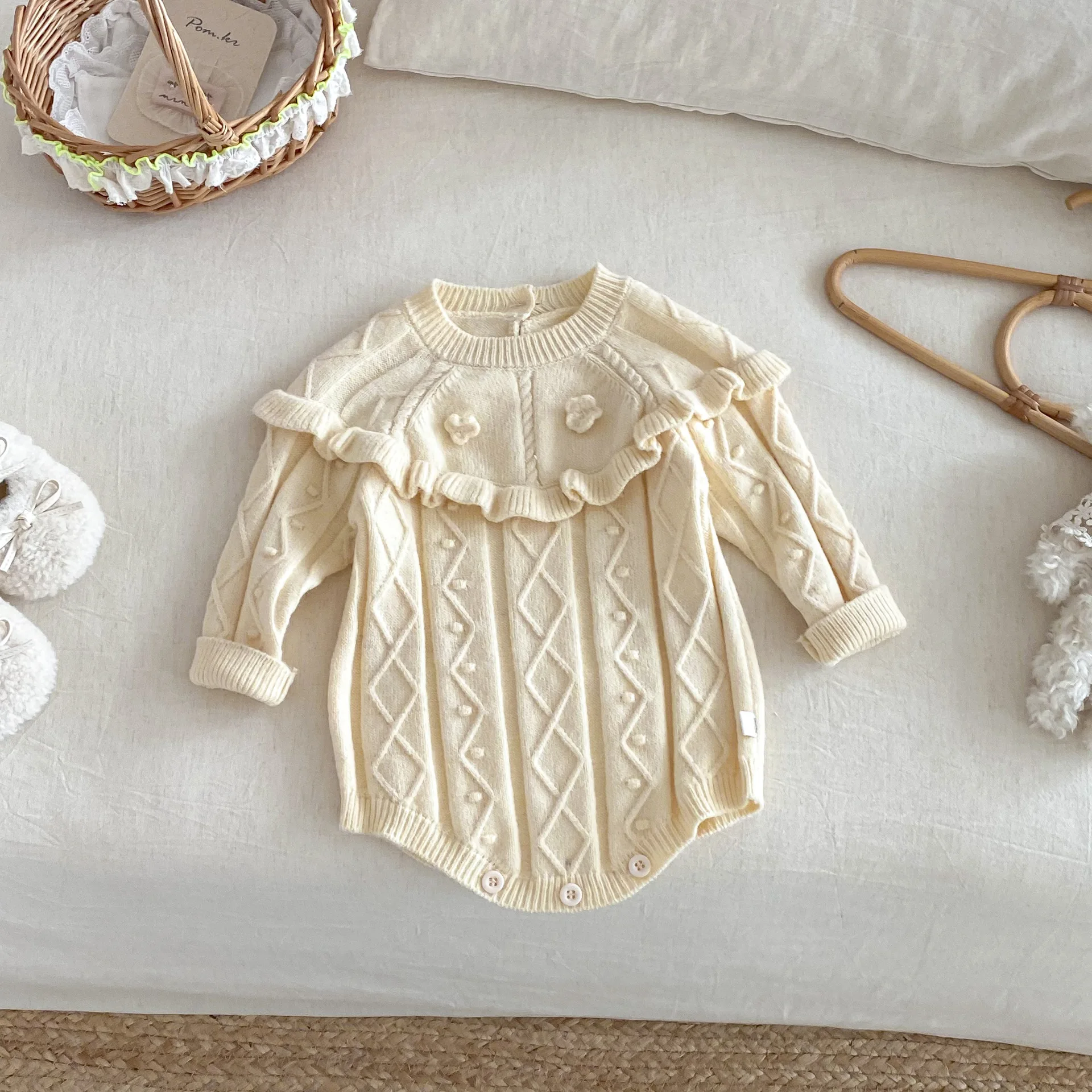 Barboteuse bébé tricot écru motif losange