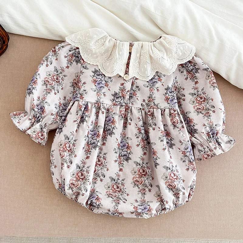 Barboteuse florale bébé avec détails en dentelle vintage