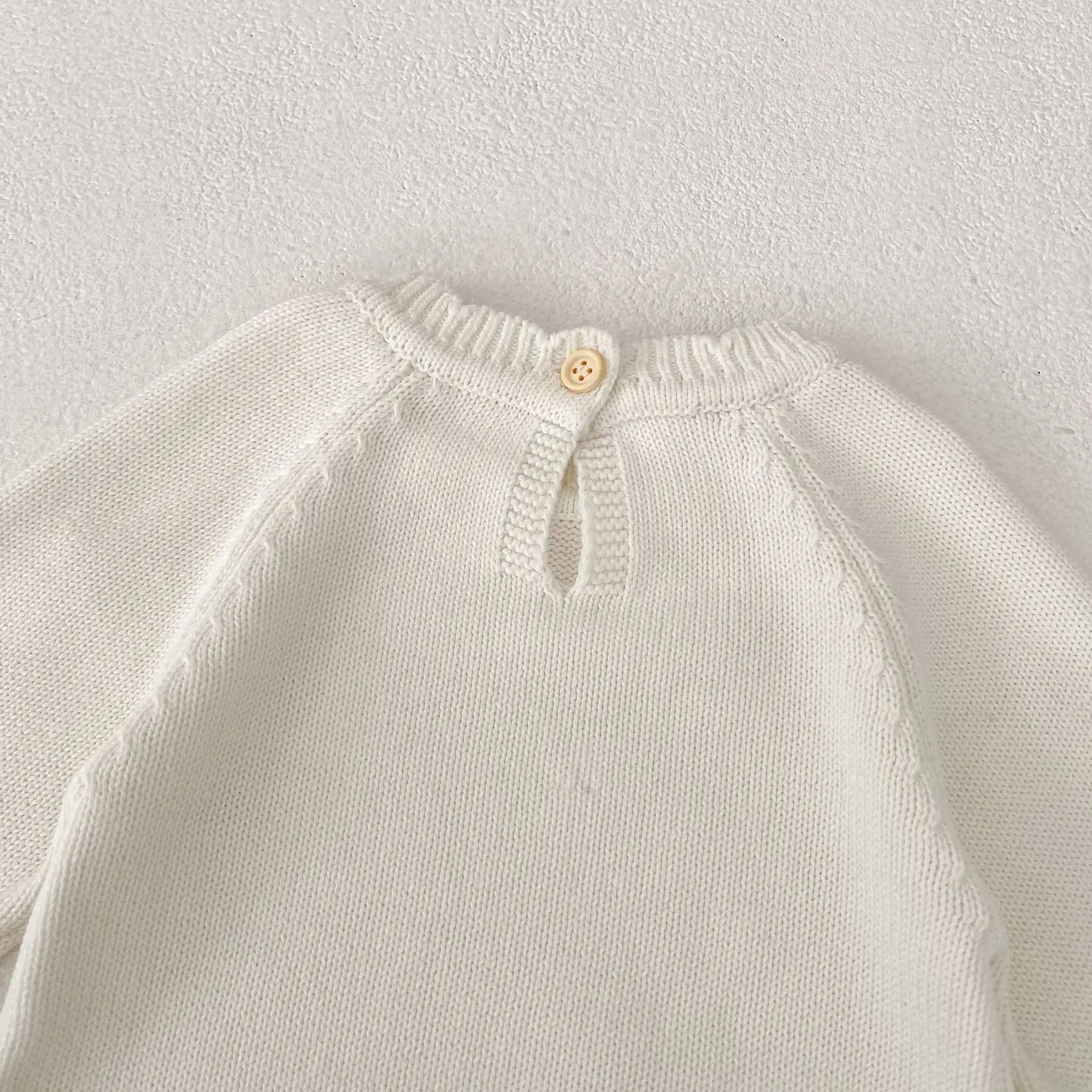 Barboteuse douce bébé tricot crème fleurs décoratives