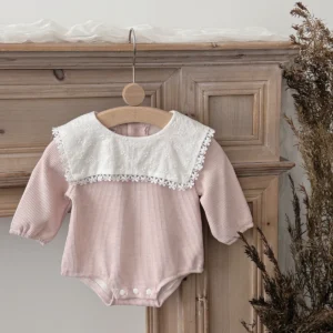 Barboteuse bébé rose poudré col en dentelle brodée