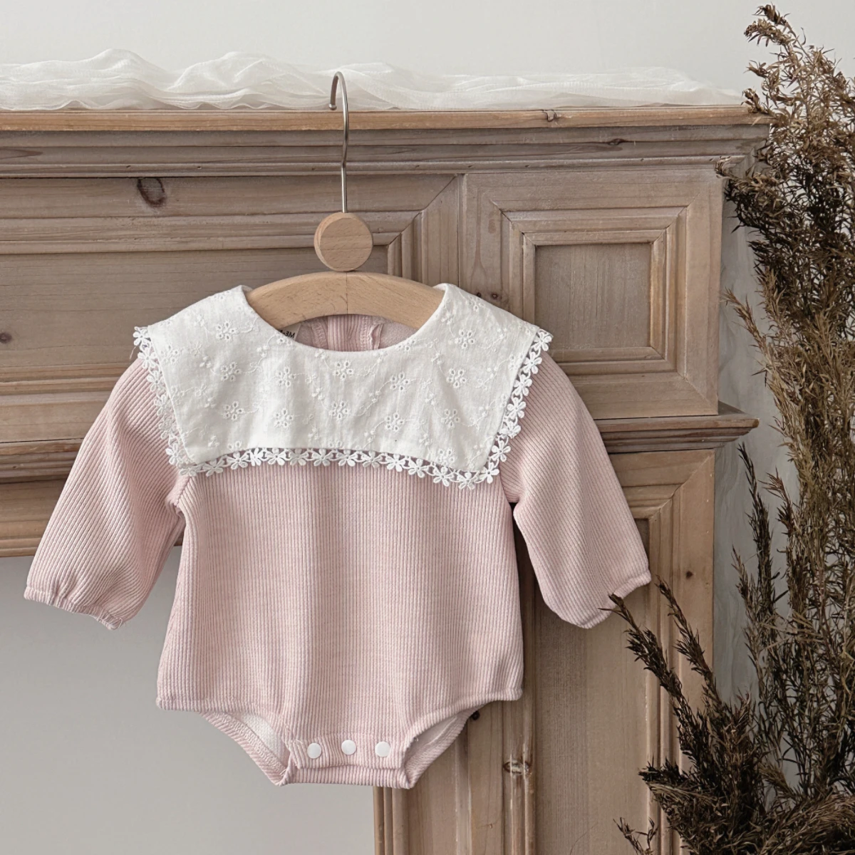 Barboteuse bébé rose poudré col en dentelle brodée