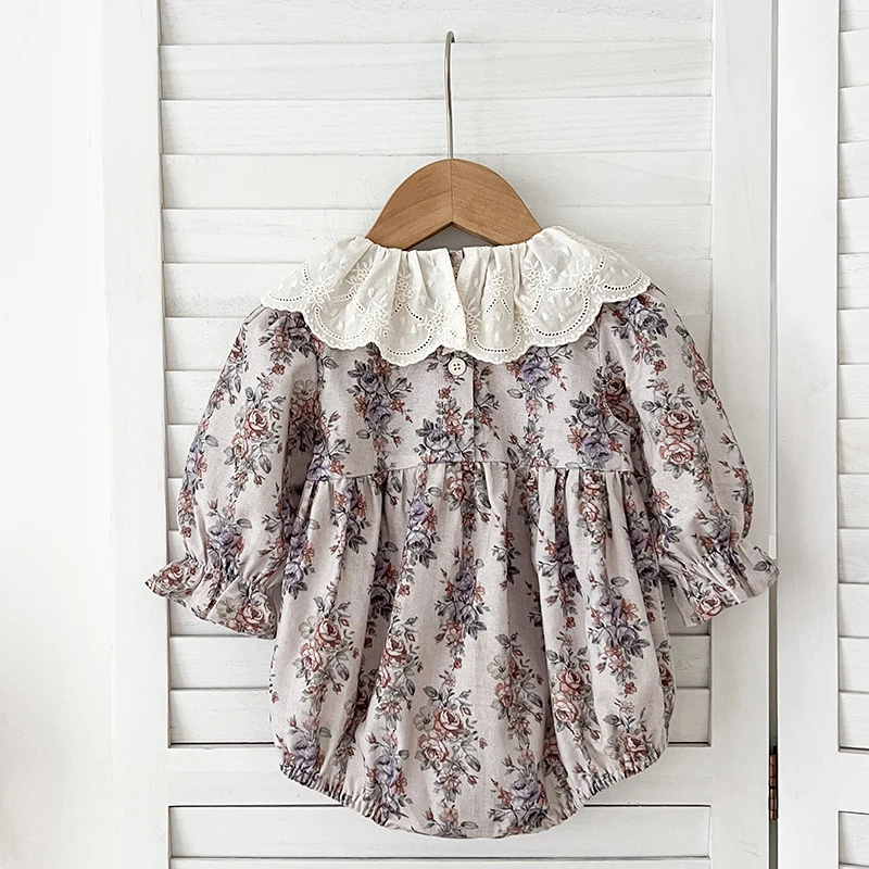 Barboteuse mousseline pour bébé motif floral et col rétro