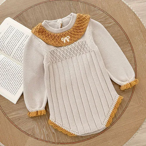 Barboteuse bébé tricot crème col volant miel cosy