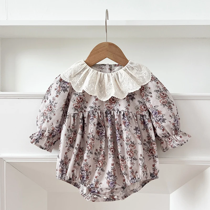 Barboteuse bébé mousseline fleurie col dentelle