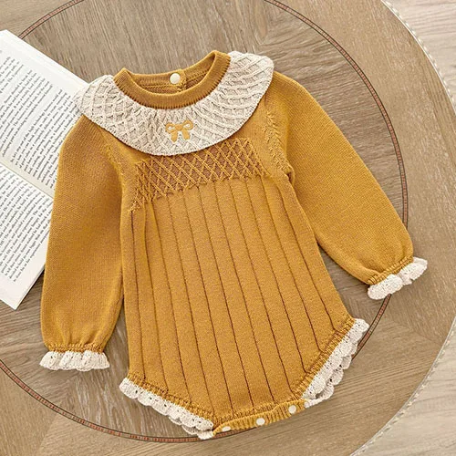 Barboteuse bébé tricot moutarde col dentelle chic