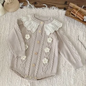 Barboteuse bébé tricot fleurs et col volanté ajouré
