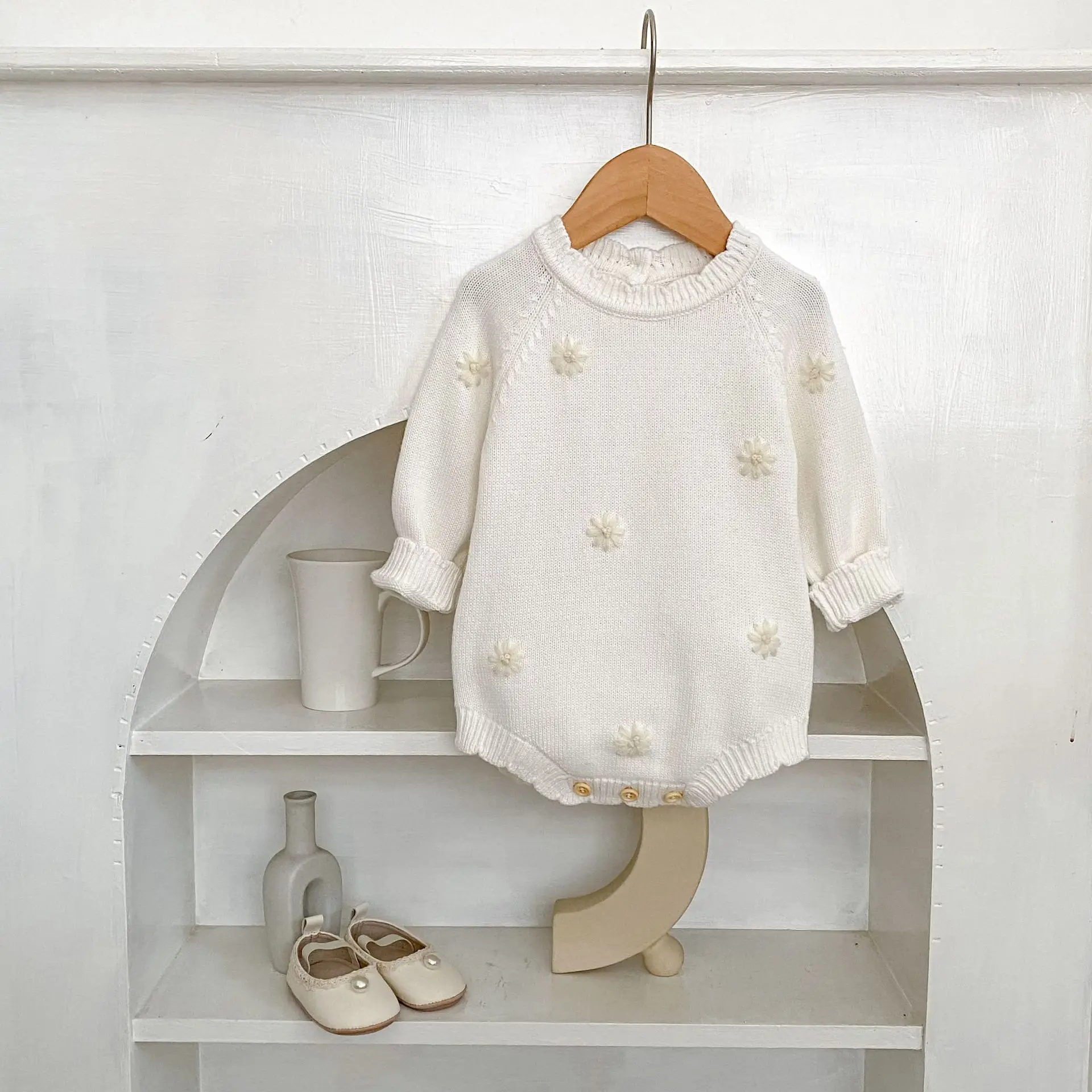 Vêtement bébé confortable tricot crème fleurs douces
