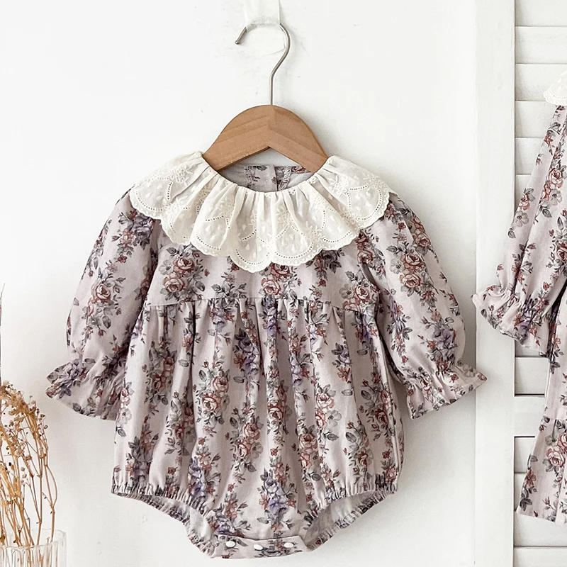 Vêtement bébé à motifs floraux avec col dentelle vintage