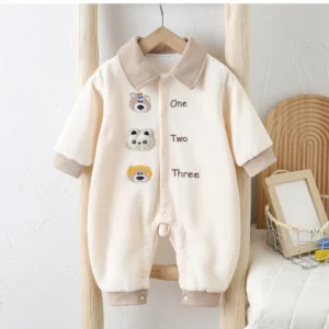 Combinaison bébé à col beige et broderies ludiques