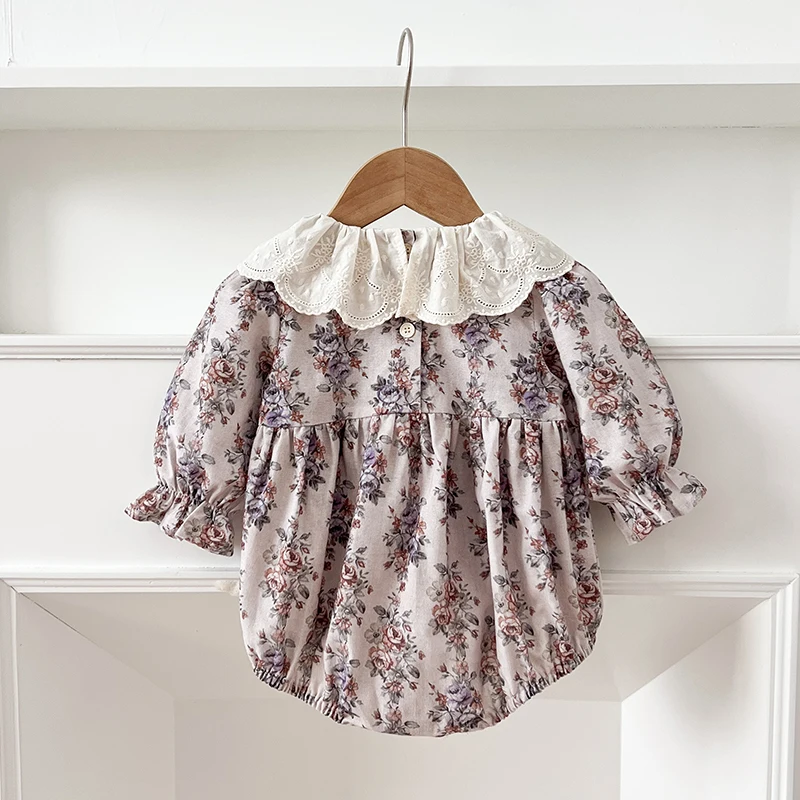 Combinaison bébé fleurie en tissu mousseline et col dentelle