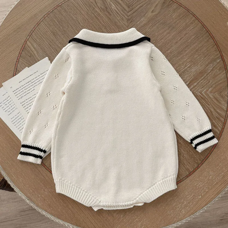 Vêtement bébé en maille ajourée crème avec col polo
