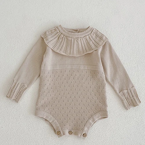 Combinaison pour bébé en maille avec fleurs et col montant ajouré