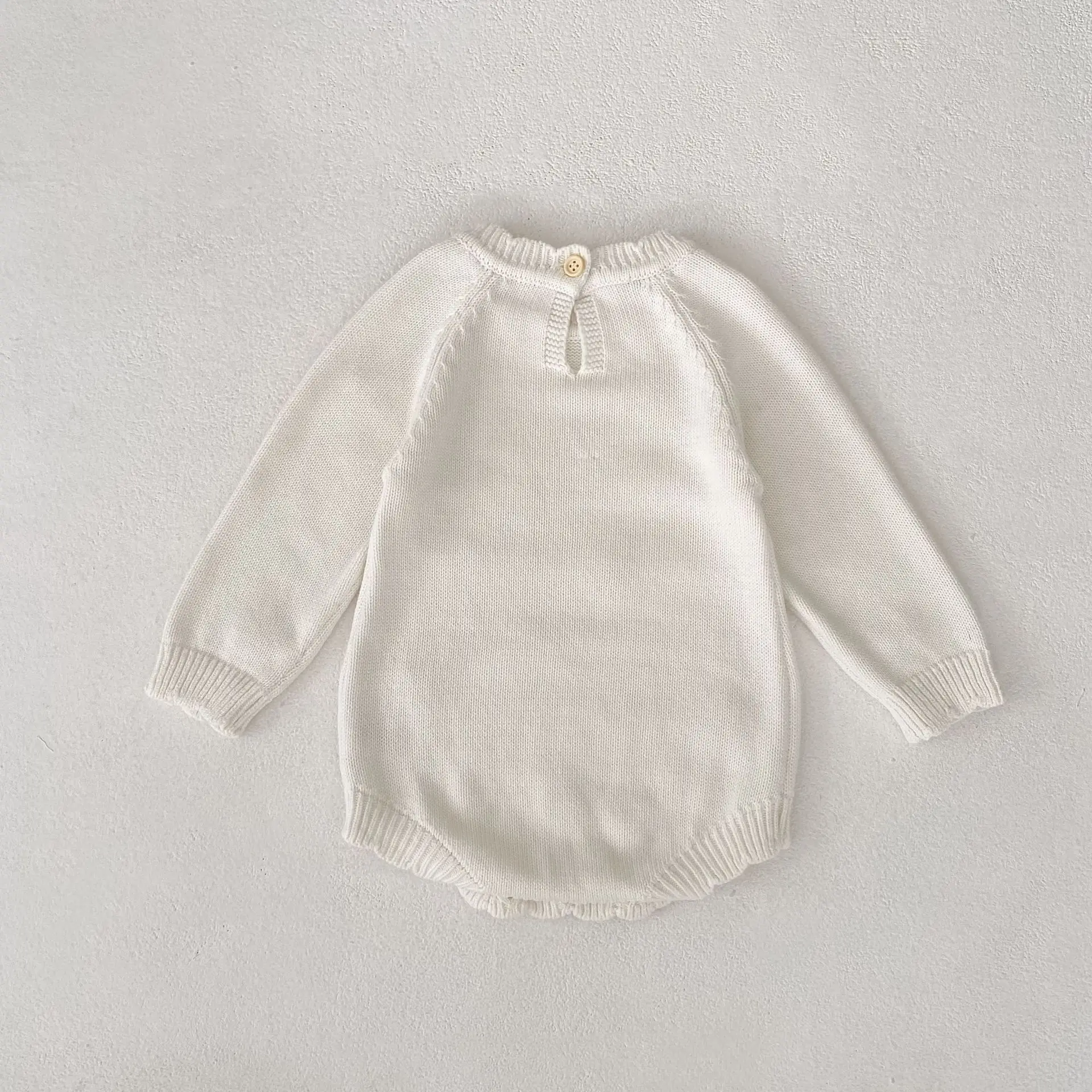 Barboteuse tricot bébé crème avec jolis motifs de fleurs