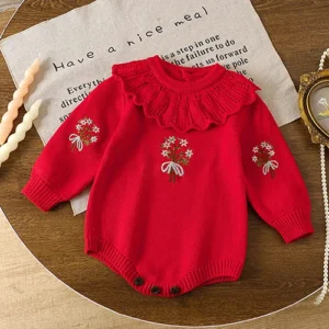 Barboteuse bébé tricot rouge cerise col volant brodé
