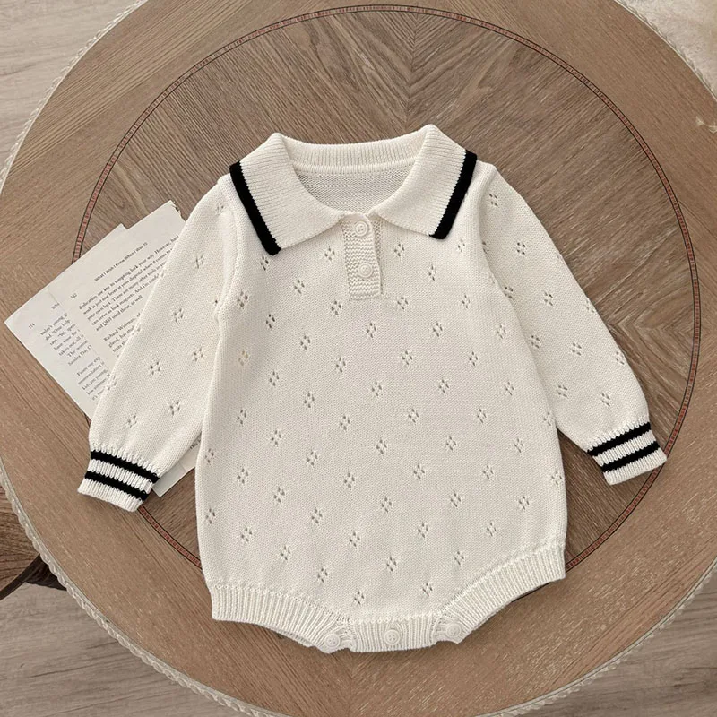Barboteuse maille ajourée pour bébé couleur crème