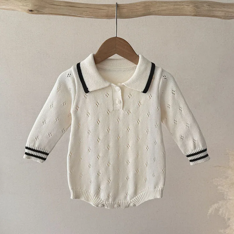 Barboteuse élégante bébé crème en maille avec col polo
