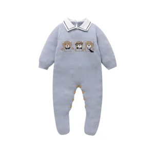Combinaison bébé gris bleuté tricotée avec col blanc