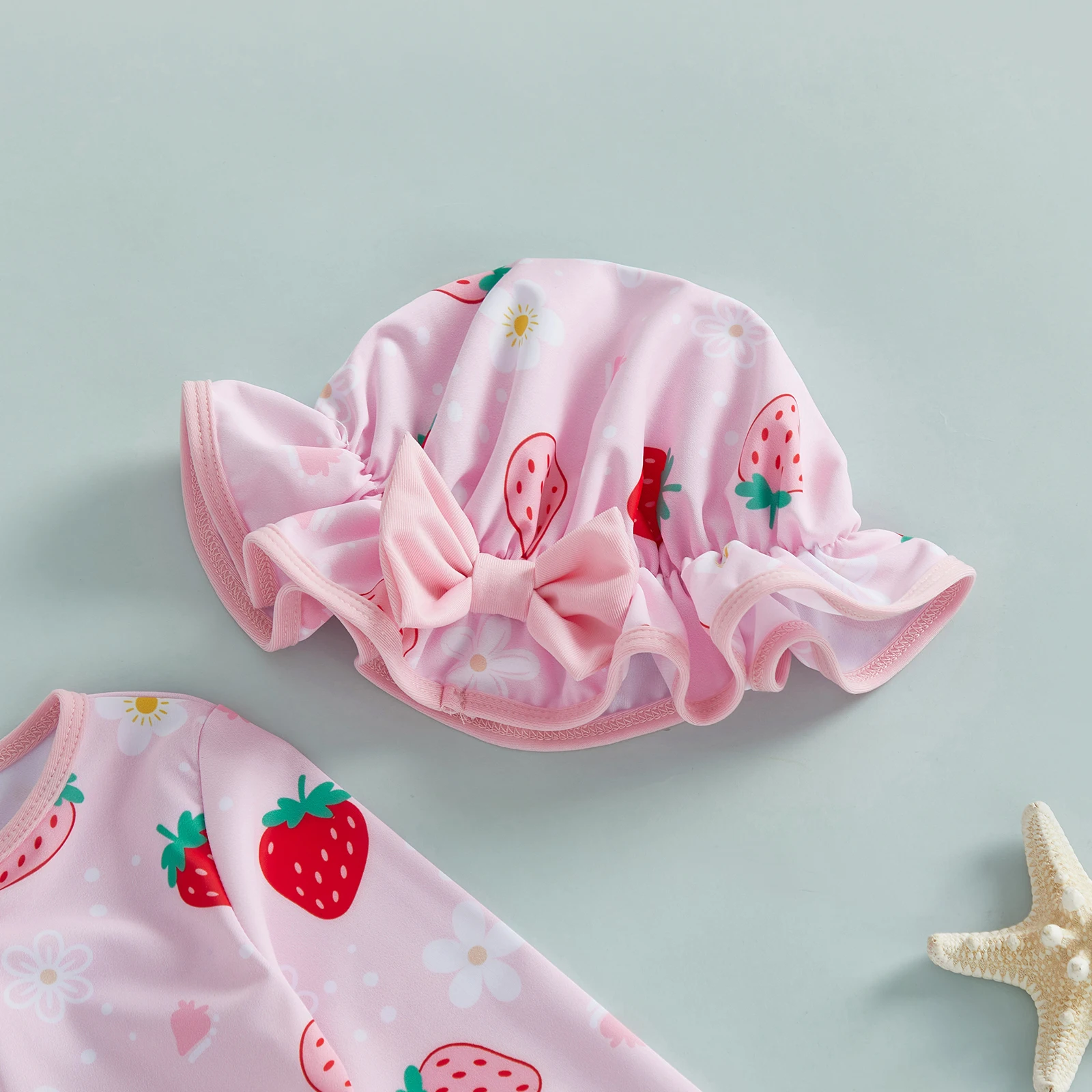 Maillot de bain fraise manches longues rose avec bonnet – Image 3