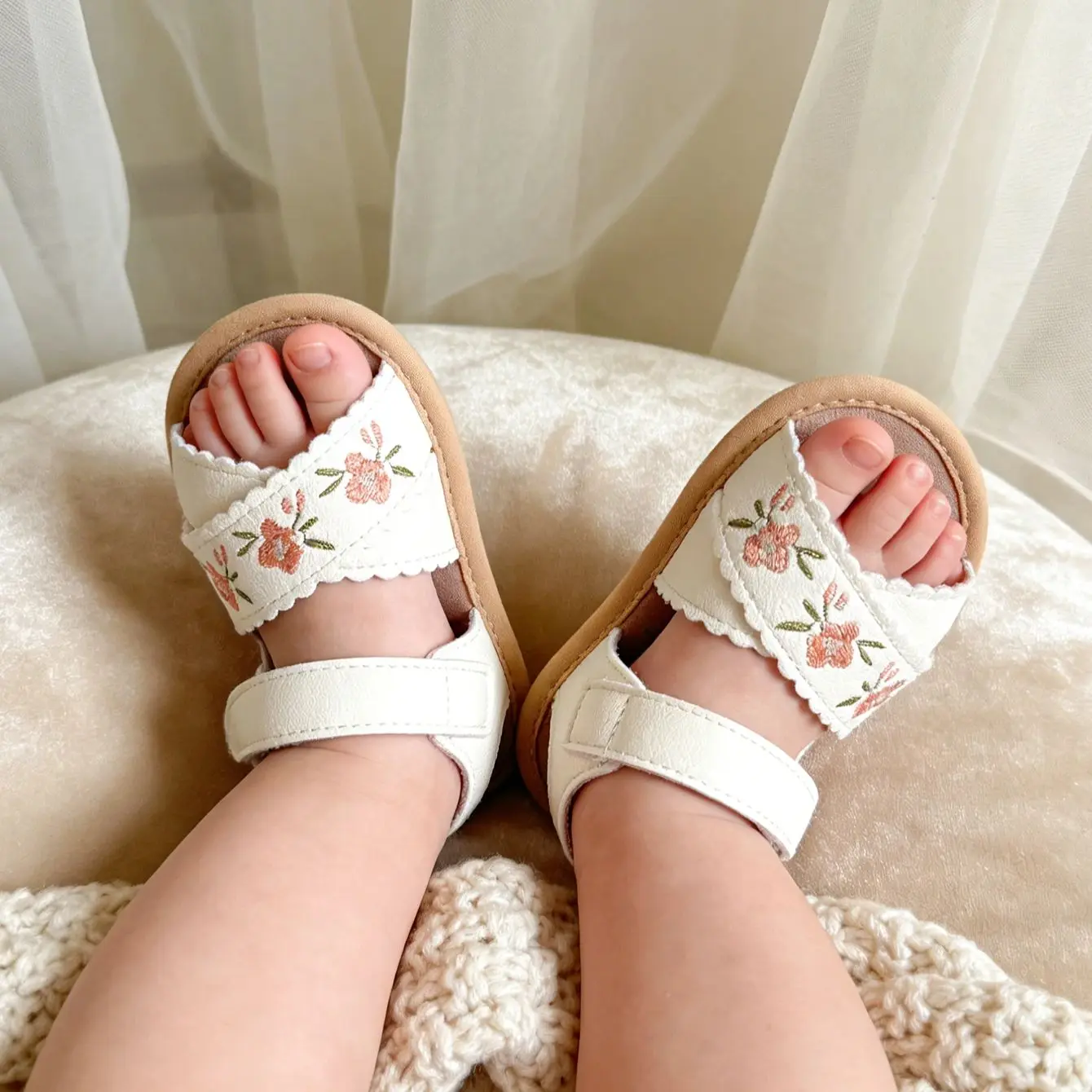 Sandale bébé brodée à fleurs pour été et premiers pas