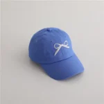 Casquette bébé bleue à nœud brodé réglable été